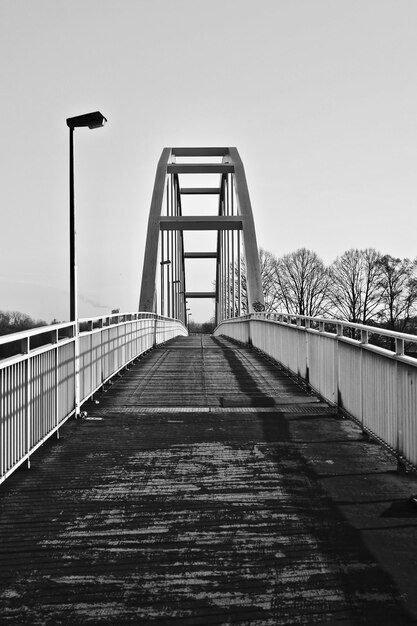 Fußgängerbrücke vor klarem Himmel