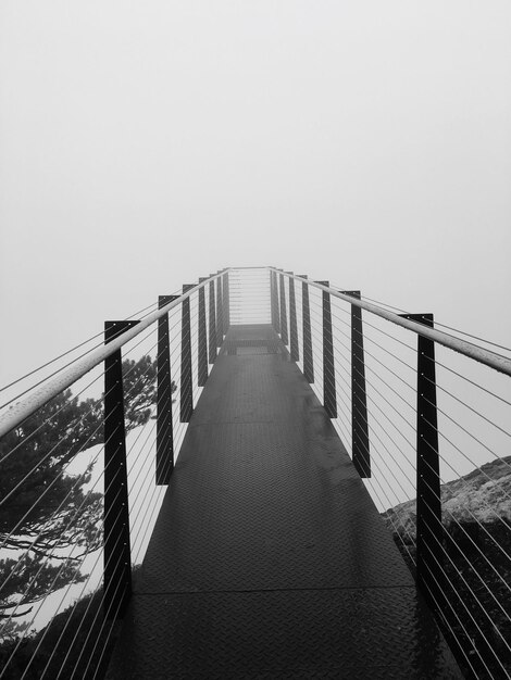 Foto fußgängerbrücke vor klarem himmel