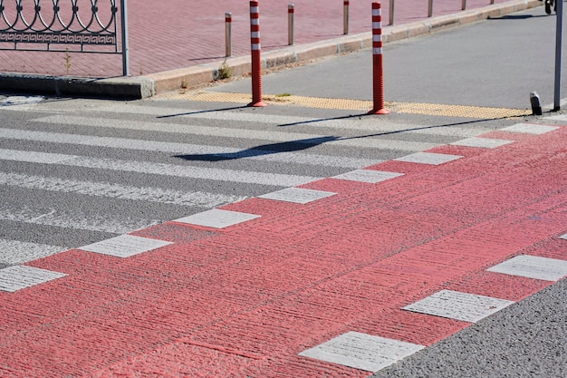 Fußgängermarkierungselement der Straße für Fußgänger mit einem grafischen Schild