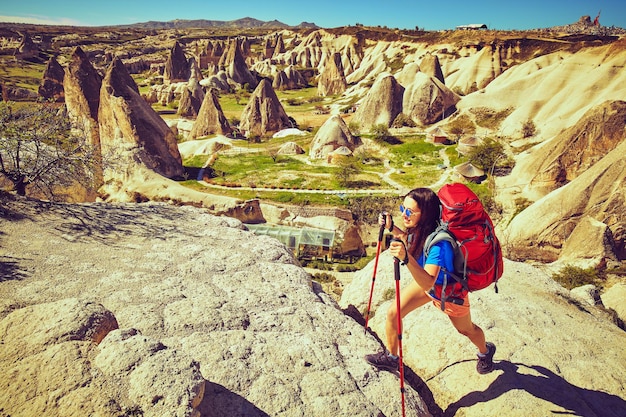 Fußgängertourismus, Menschen reisen mit Rucksäcken im Freien.