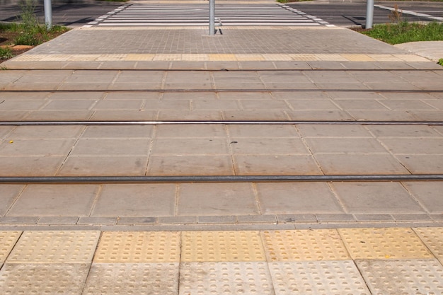 Fußgängerüberweg auf Straßenbahngleisen aus nächster Nähe