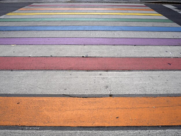 Fußgängerweg mit Regenbogenfahne