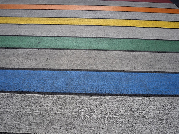 Fußgängerweg mit Regenbogenfahne