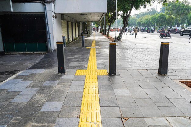 Fußgängerwege, Braille-Block in taktiler Pflasterung für blinde Behinderte in gefliesten Wegen