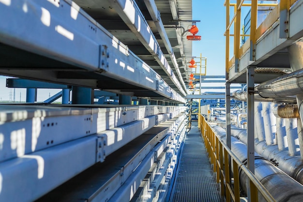 Foto fußgängerwege in der gasaufbereitungsanlage an einem sommertag