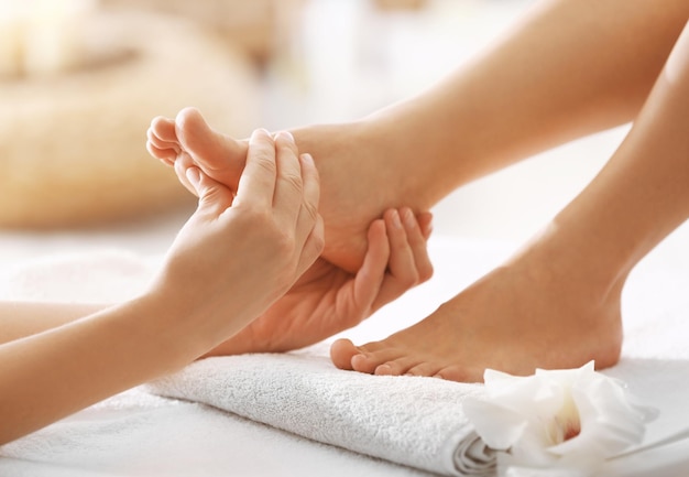 Fußmassage im Spa-Salon in Nahaufnahme