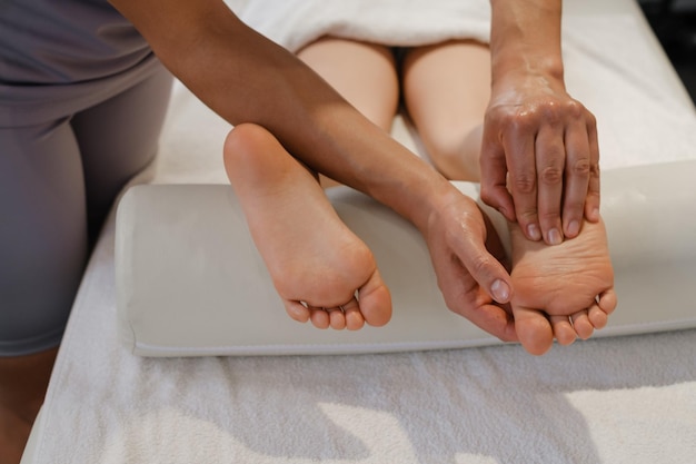 Foto fußmassagebehandlung von kindern durch einen professionellen massagetherapeuten im kurort wellnessstress