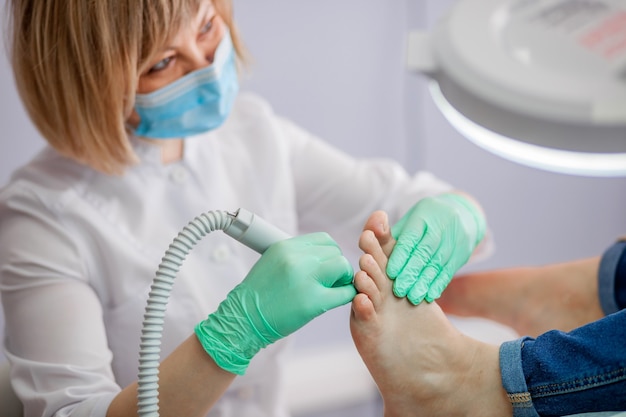 Fußpfleger, der Füße und Nägel behandelt