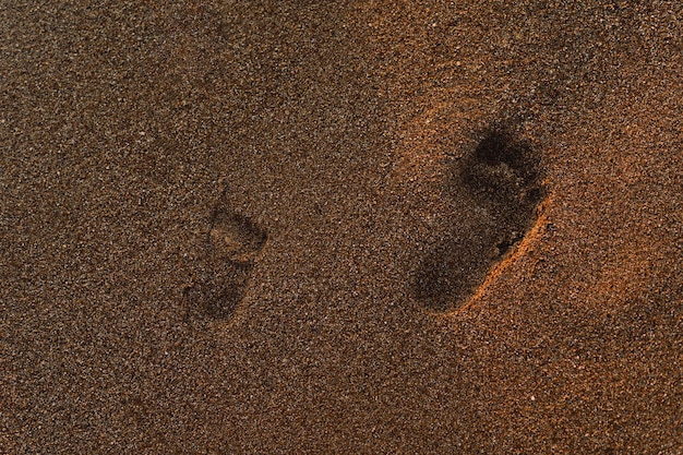 Fußspuren am Strand Barfuß