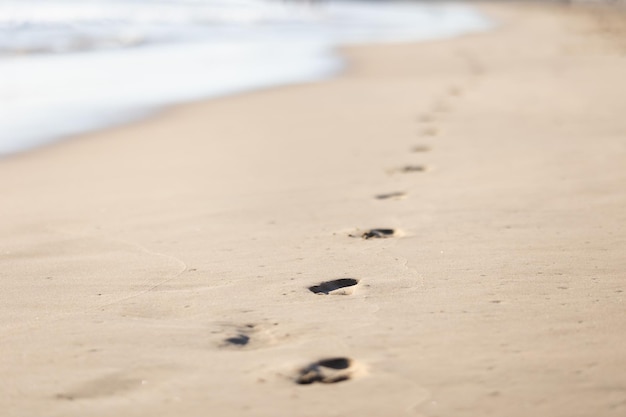 Fußspuren im nassen Sand