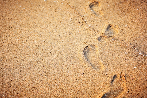 Fußspuren im Sand am Meer