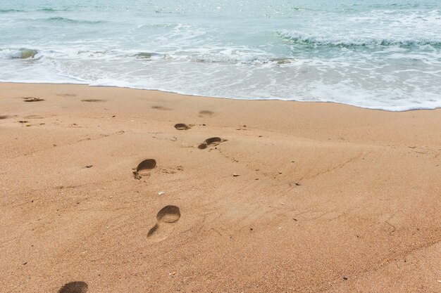 Fußspuren im Sand am Strand