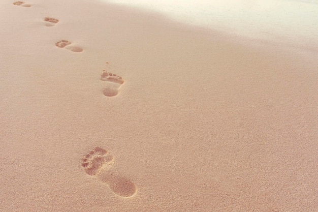 Fußspuren im Sand an einem tropischen Strand