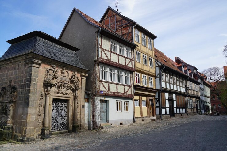 Foto fußweg an den häusern gegen den himmel