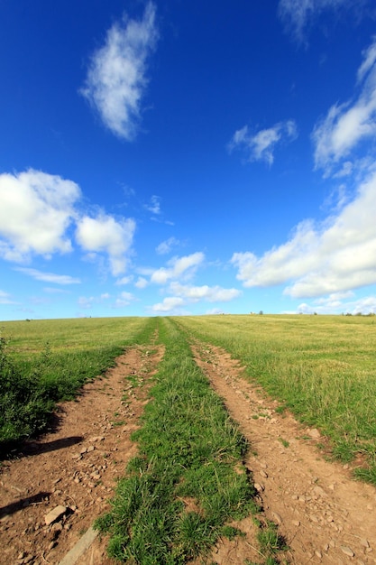 Fußweg auf dem Feld gegen den Himmel