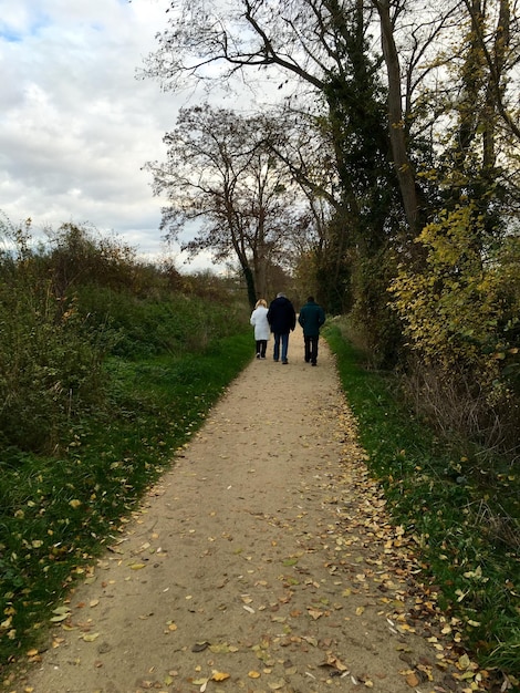 Foto fußweg auf dem feld