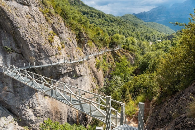 Fußweg der Metallsteg im Berg in der Stadt Panticosa in den Pyrenäen Huesca