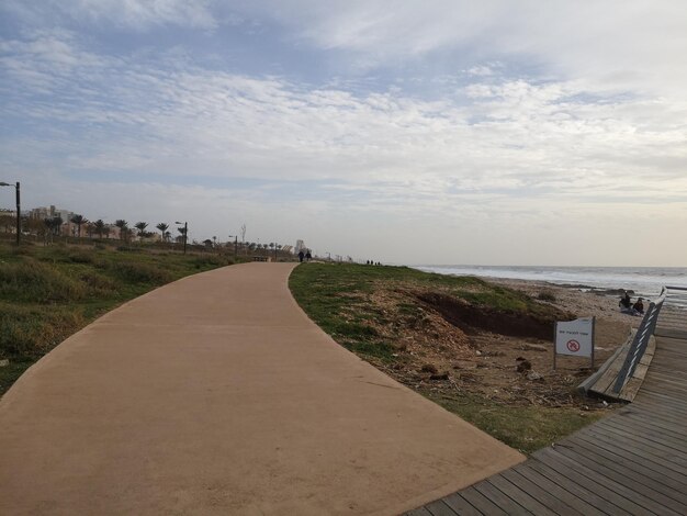 Foto fußweg durch das meer gegen den himmel