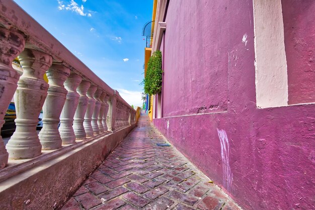 Foto fußweg inmitten von gebäuden gegen den himmel