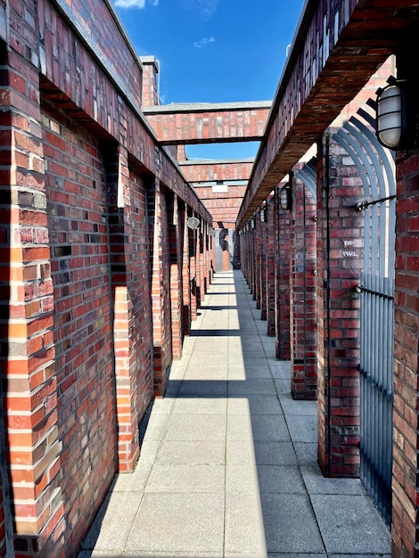 Foto fußweg inmitten von gebäuden gegen den himmel