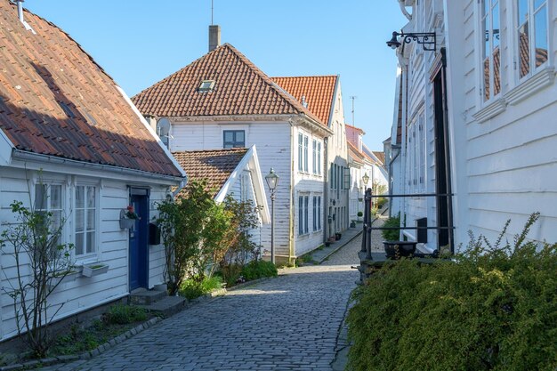 Foto fußweg inmitten von häusern und gebäuden in der stadt gegen den himmel