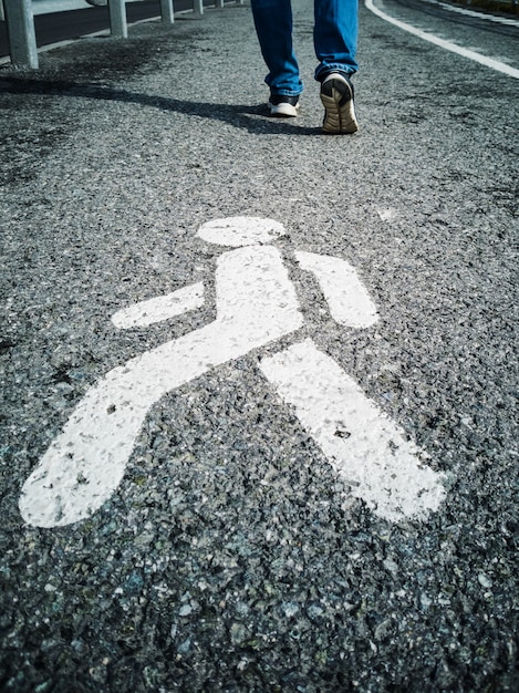 Fußweg, Schild auf dem Bürgersteig.