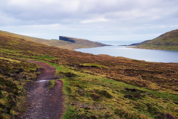 Fußweg zum See Sorvagsvatn auf der Insel Vagar Färöer Dänemark