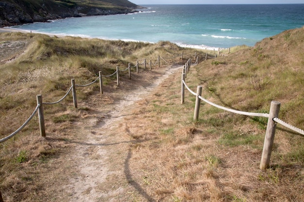 Fußweg zum Strand von Malpica in Fisterra - Costa de la Muerte, Galicien, Spanien