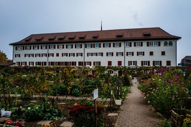 Foto fußweg zwischen gebäuden gegen den himmel