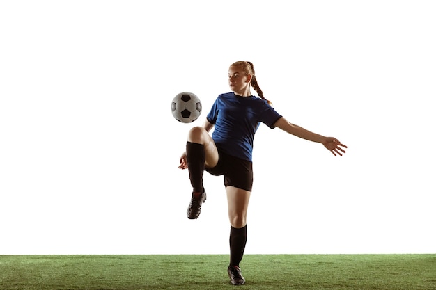 Fútbol femenino, jugador de fútbol pateando la pelota, entrenando en acción y movimiento