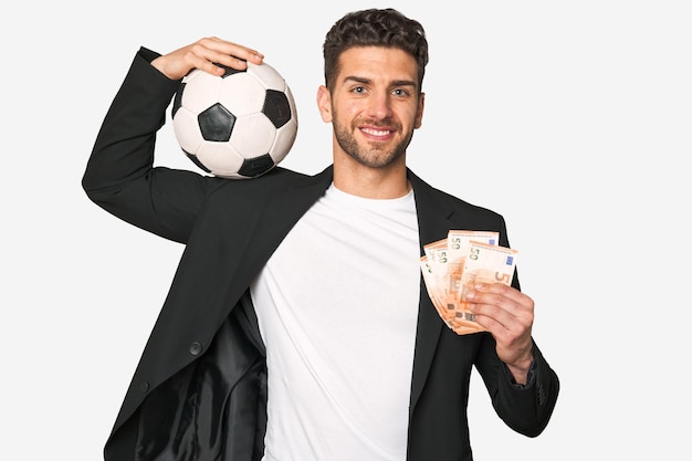 Foto fútbol y finanzas joven empresario con una pelota y un fajo de billetes de euro