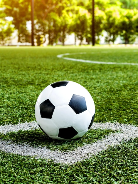 Fútbol Fútbol en la línea de saque de esquina de la pelota y una textura de fondo de campo de fútbol de campo de fútbol