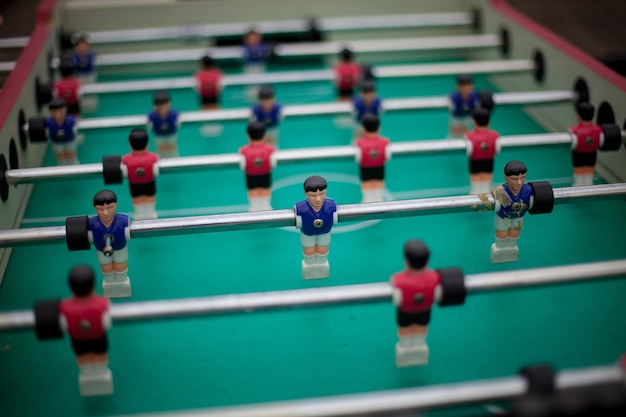 Fútbol de mesa, los jugadores aparecen de cerca. Juego de mesa de fútbol para adultos y niños.