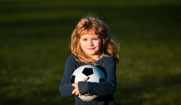 Fútbol niño niño jugar fútbol niño sosteniendo un balón de fútbol retrato de niños de primer plano
