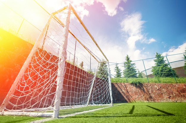 Fútbol o gol de fútbol en un destello de lente de campo pequeño aficionado