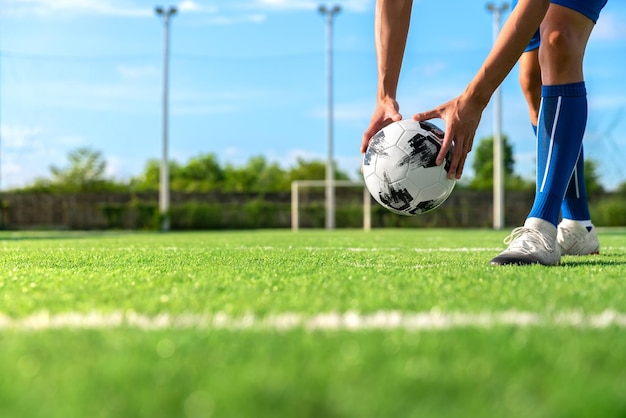 Foto fútbol profesional o jugador de fútbol patea la pelota en penalti o freekick en la liga de partidos finales