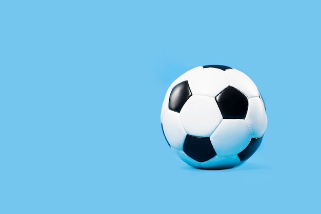 Fútbol sobre un fondo azul