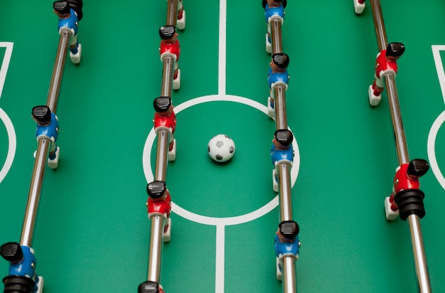 Futbolín, vista superior. Jugando pelota.