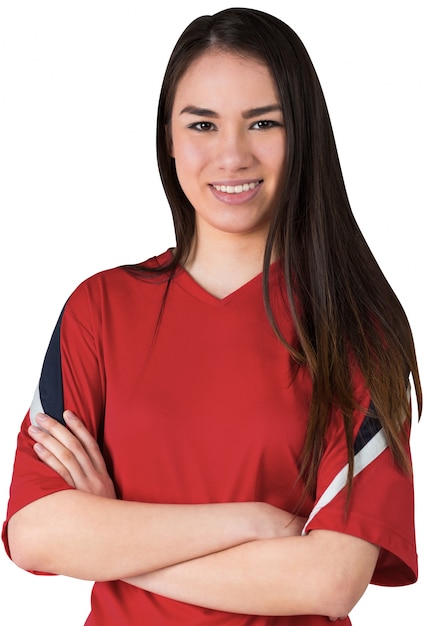 Futbolista asiático sonriente que mira la cámara