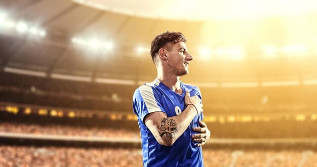 Foto un futbolista feliz celebra una victoria en un estadio de fútbol profesional