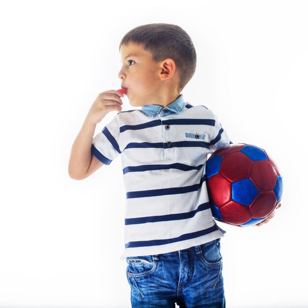 Futbolista de niño pequeño aislado