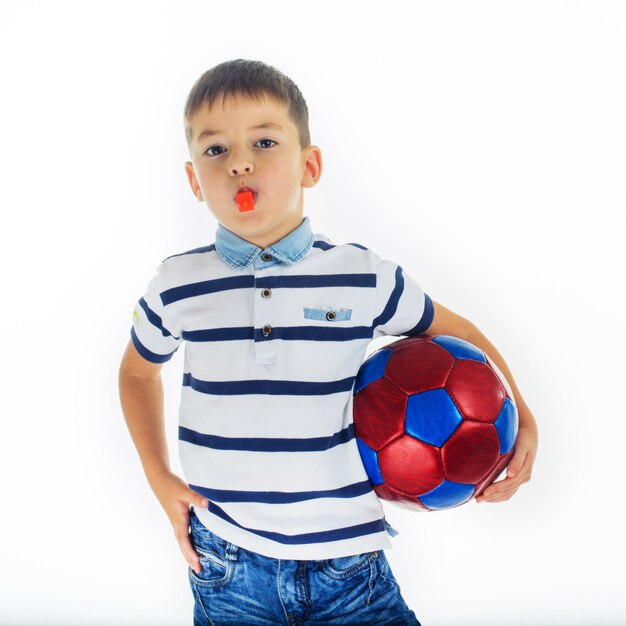 Futbolista de niño pequeño aislado