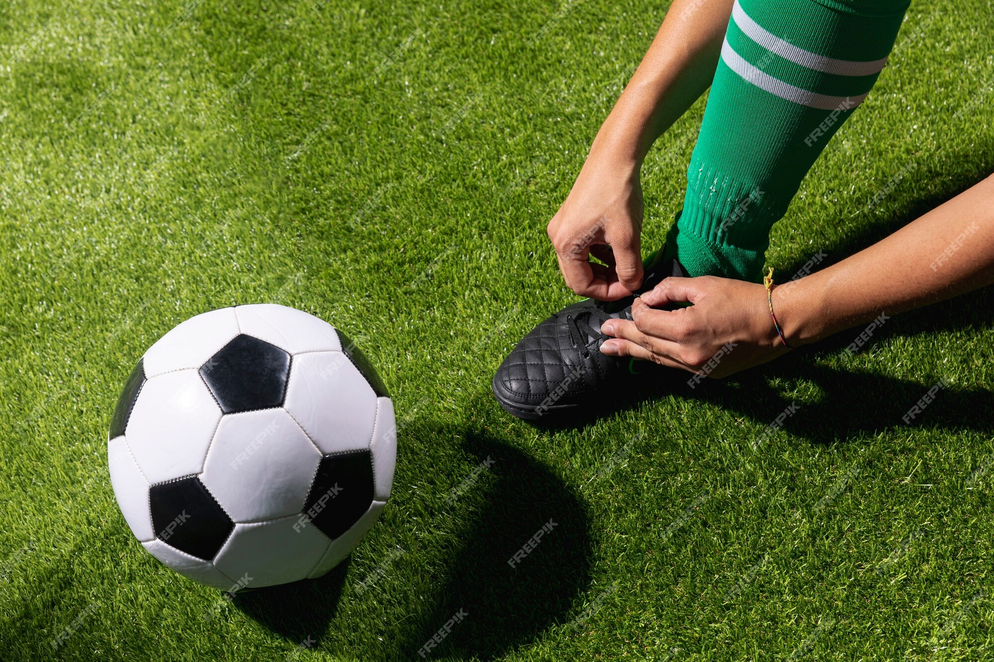 Jogador De Futebol Profissional Bate a Bola Para O Objetivo Vencedor. ângulo  Largo. Futebol. O Conceito De Competição Desportiva Foto de Stock - Imagem  de retrocesso, isolado: 270488802