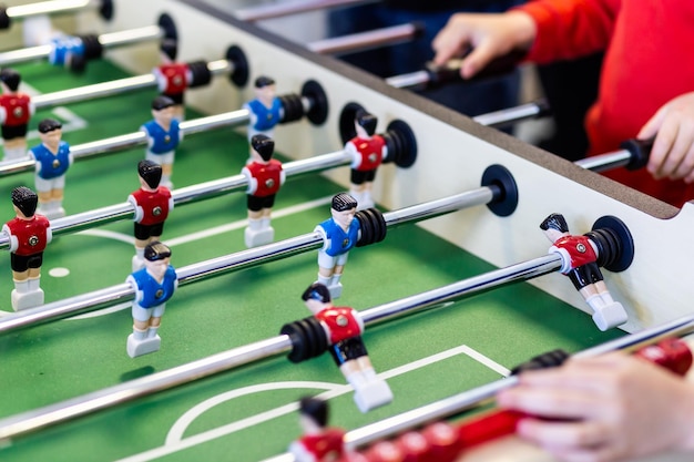 Futebol de mesa turva com figuras cromadas brilhantes fecham