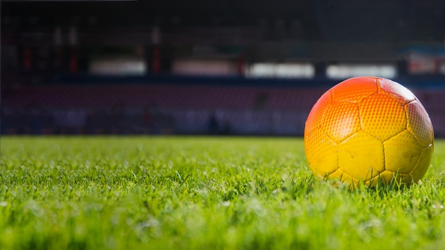 Foto futebol deitado no estádio