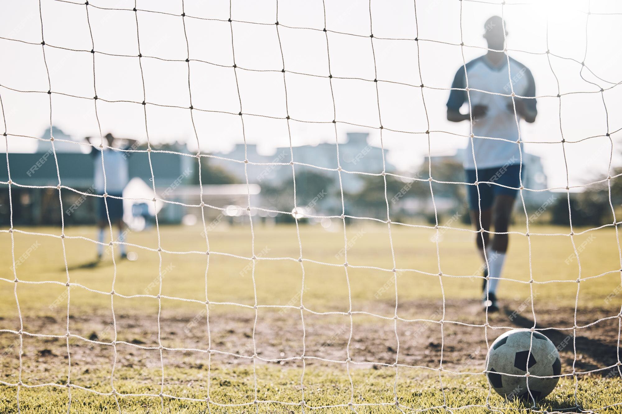 Jogadores De Futebol Que Estão No Campo Durante a Prática Foto de