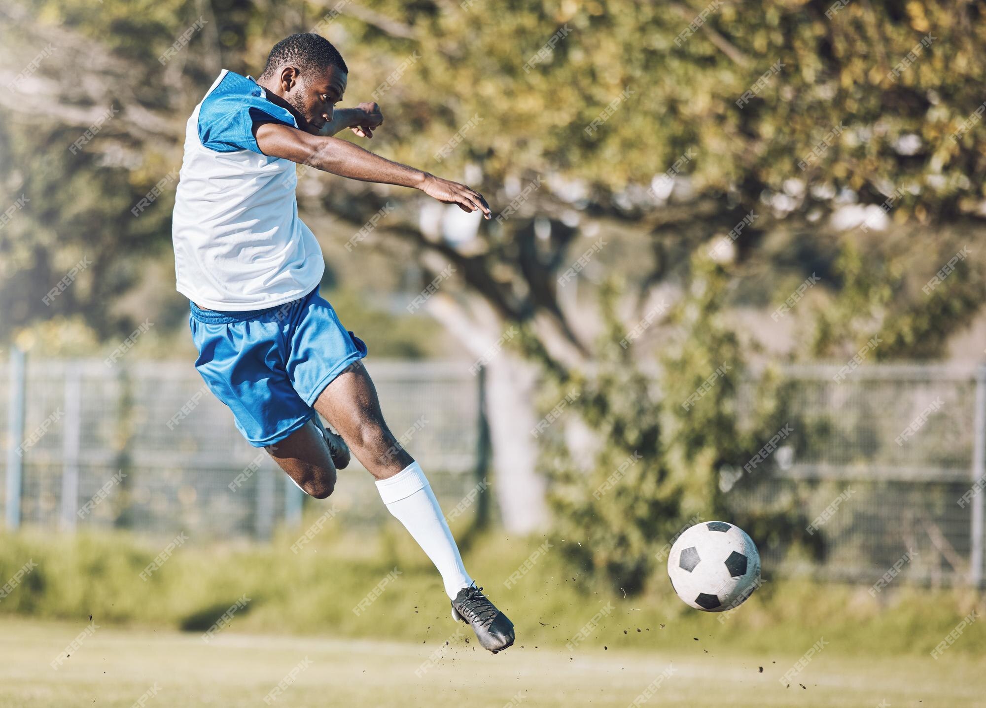 Voltar Esportes Homem Com Uma Bola Futebol Campo Para Exercício fotos,  imagens de © PeopleImages.com #665024080