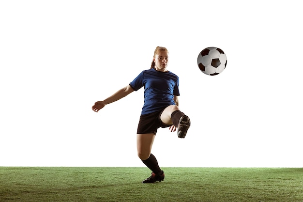 Futebol feminino, jogadora de futebol chutando bola, treinando em ação e movimento