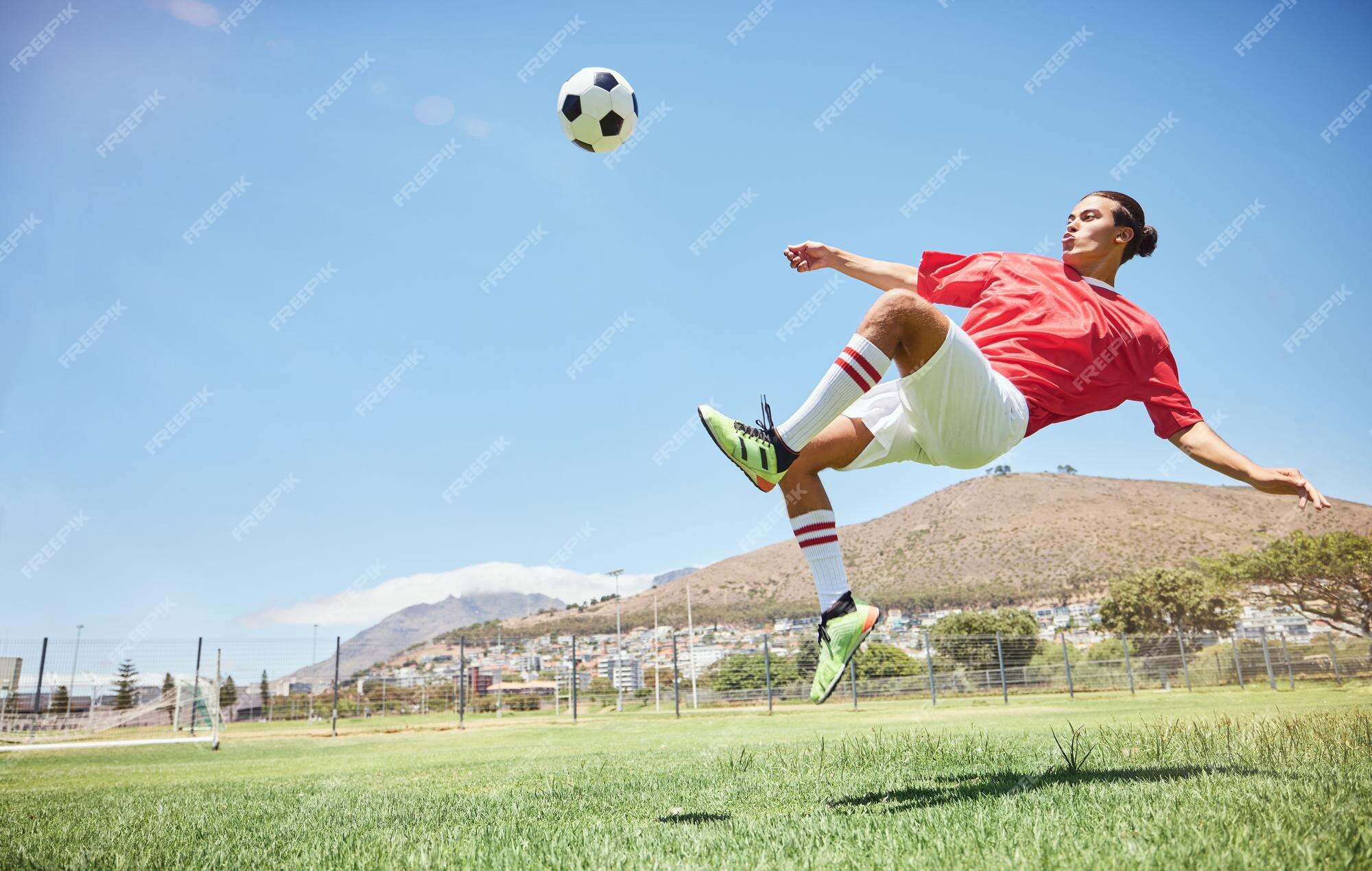 Goleiro De Fitness Ou Jogador De Futebol Cobrando Pênalti Em Um Jogo Ou  Partida De Treinamento Em Um Torneio, Salvando De Volta Ou Atleta De  Futebol Masculino Chutando Bola No Treino Em