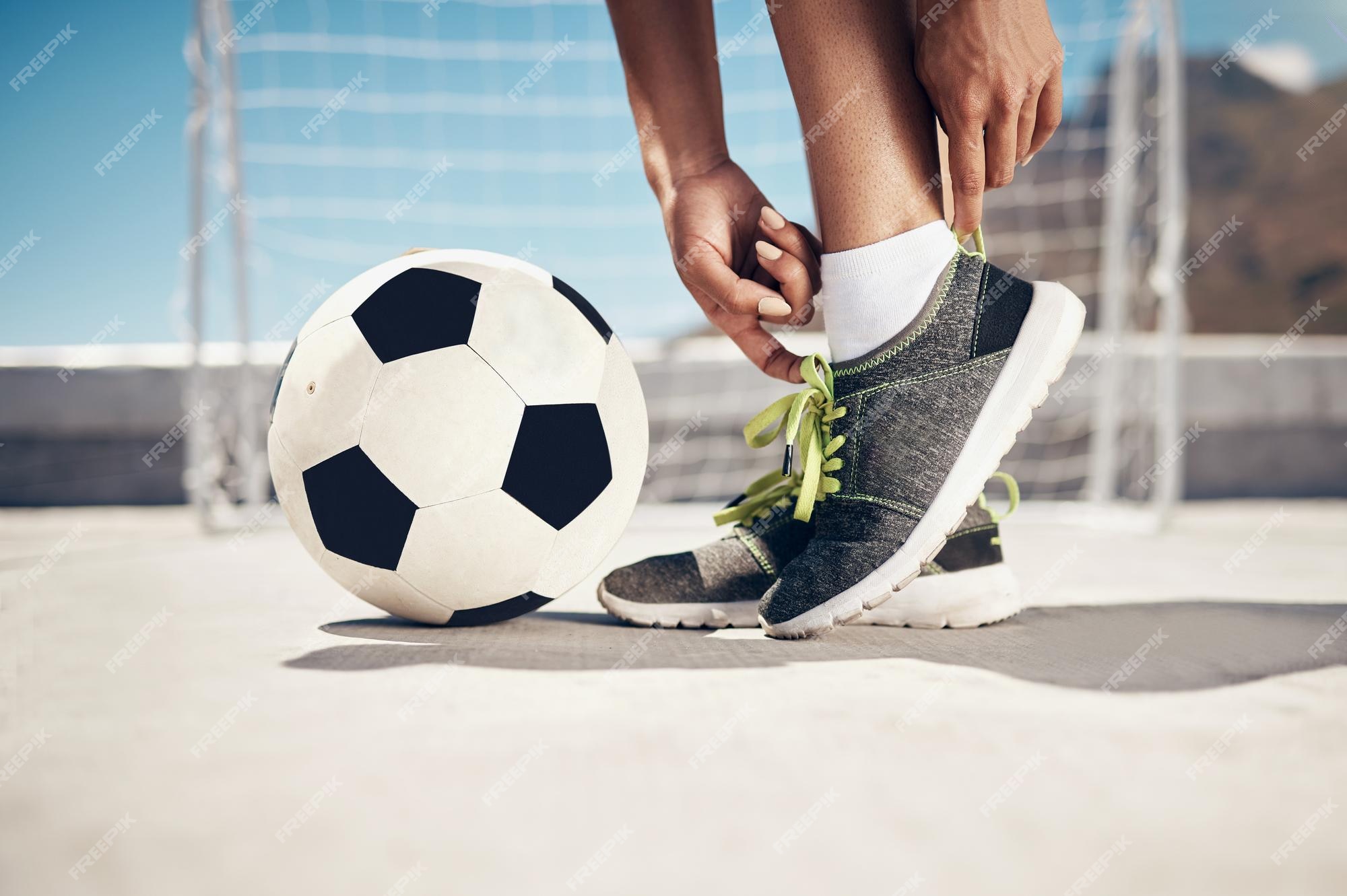 Futebol fitness e pés com sapatos esportivos em pé com bola para